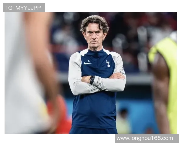 弗兰克谈换西蒙斯：咱们让他候补是有原因的，他之前踢了联赛杯